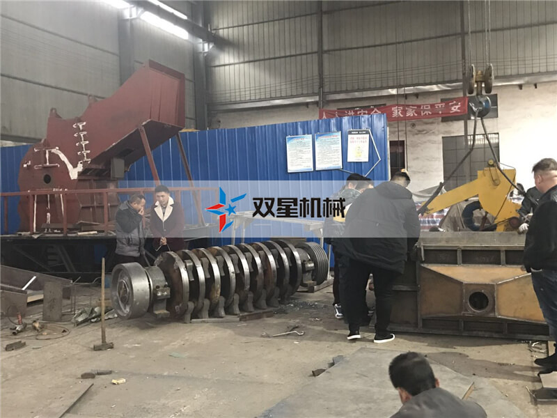 客户参观我厂木材粉碎机