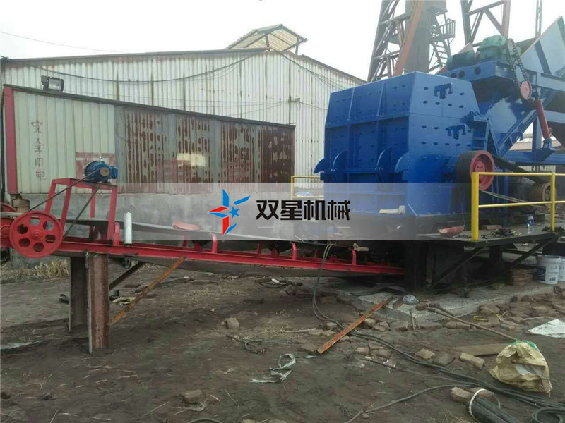 金属粉碎机设备工作现场