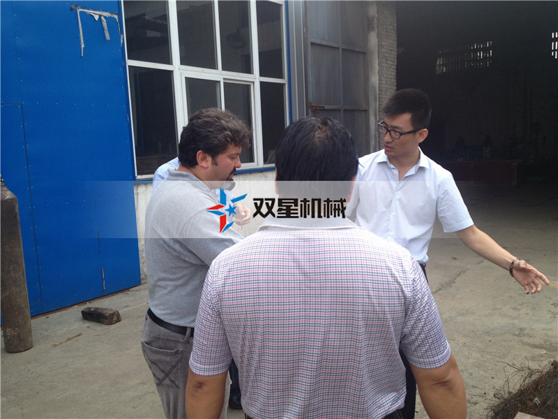 国外客户参观废金属粉碎机