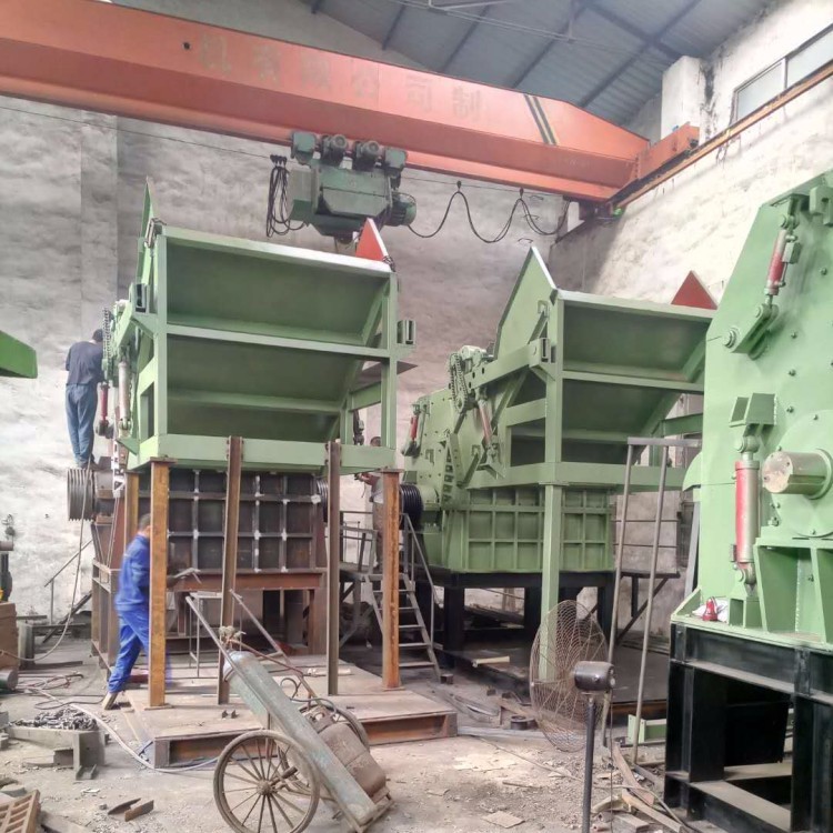 金属粉碎机生产现场