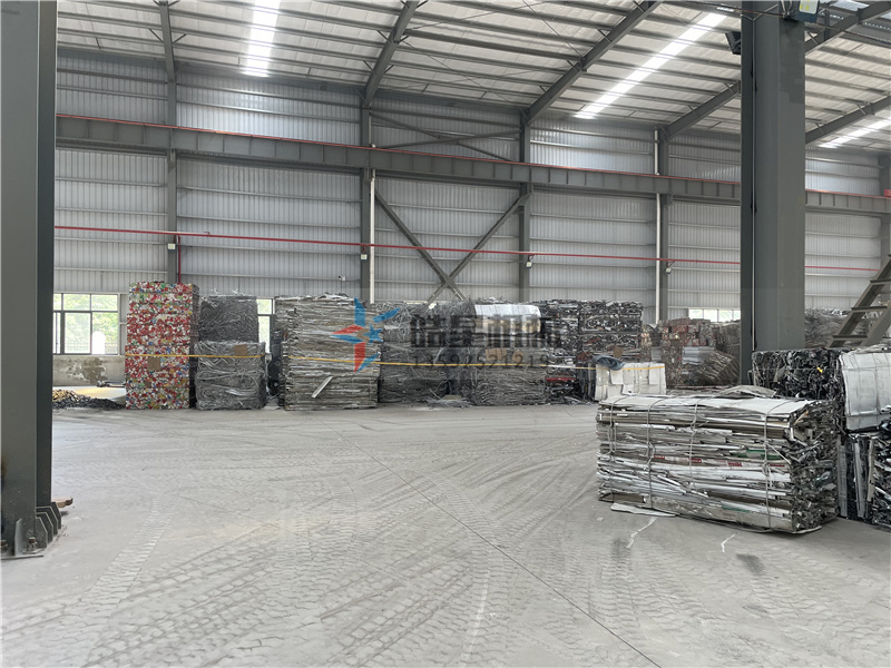 <a href='https://www.shuangxingzg.com/1/54.html' target='_blank'><span>废铝粉碎机</span></a>作业现场