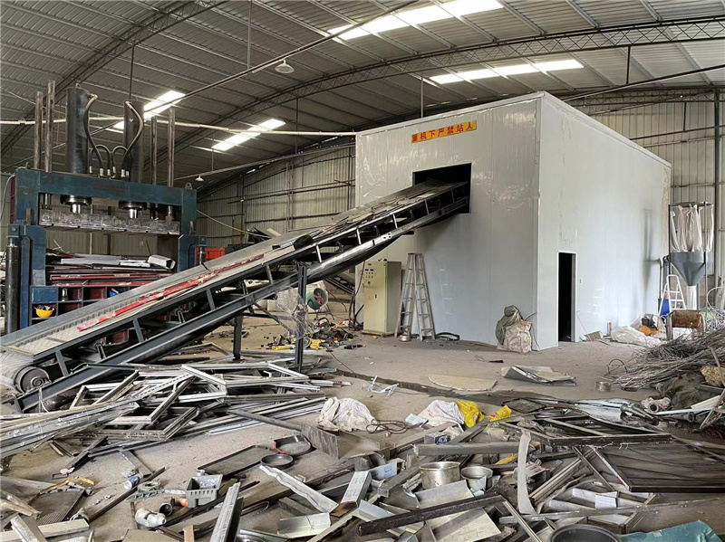 成套废钢粉碎机设备怎么输送废钢