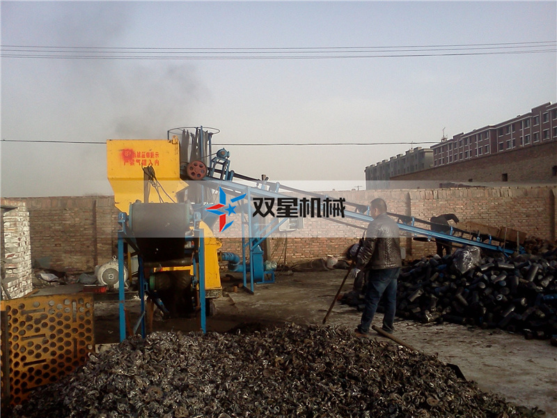 金属粉碎机粉碎现场